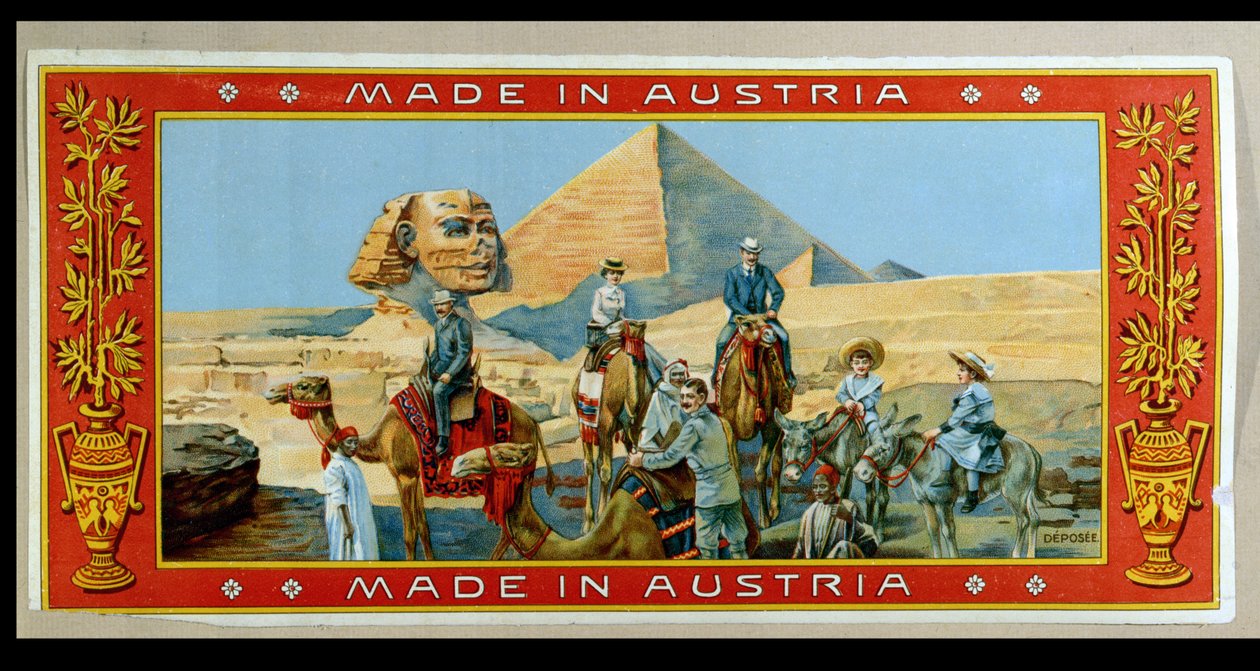 Turistit Egyptin pyramideissa, etiketti fez-laatikosta, n. 1914 tekijältä Austrian School