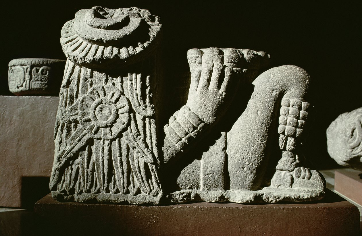 Makaava auringonjumala aurinkokalenterilevy hiuksissa tekijältä Aztec