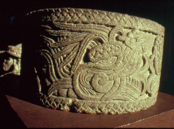 Urna höyhenkäärmeellä tekijältä Aztec