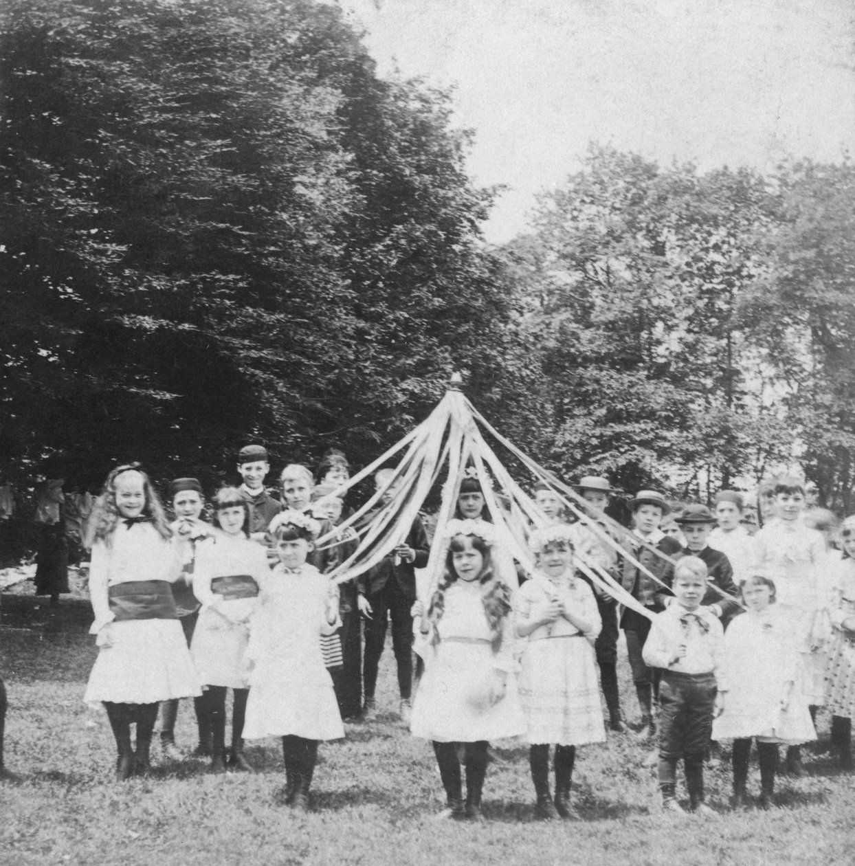 Toukokuun kuningatar, 1886 tekijältä B. W. Kilburn