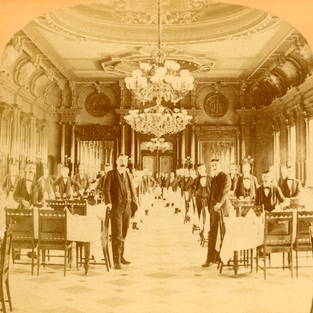 Windsor-hotellin Great Dining Hallin sanotaan olevan maailman hienoin, Montreal, Kanada, 1894. tekijältä B. W. Kilburn