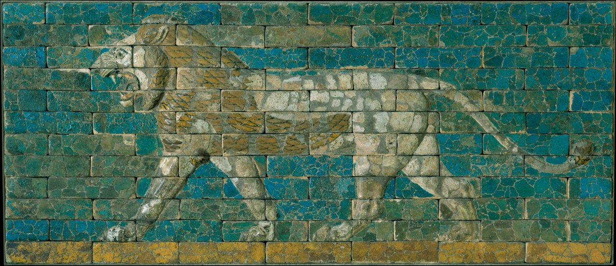 Paneeli, jossa on asteleva leijona, n. 600-575 eaa. (lasitettua keramiikkaa). tekijältä Babylonian
