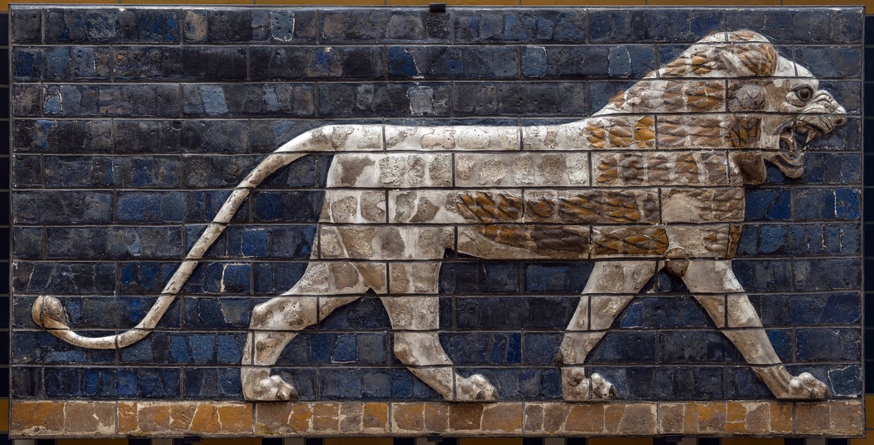 Babylonian erigeen kulkue Nebukadnessar II:n (605–562 eKr.) vallan alla: yksityiskohta Ištarin portista, joka kuvaa mosaiikkileijonaa tiilistä. Babylon - Istanbulin arkeologinen museo tekijältä Babylonian