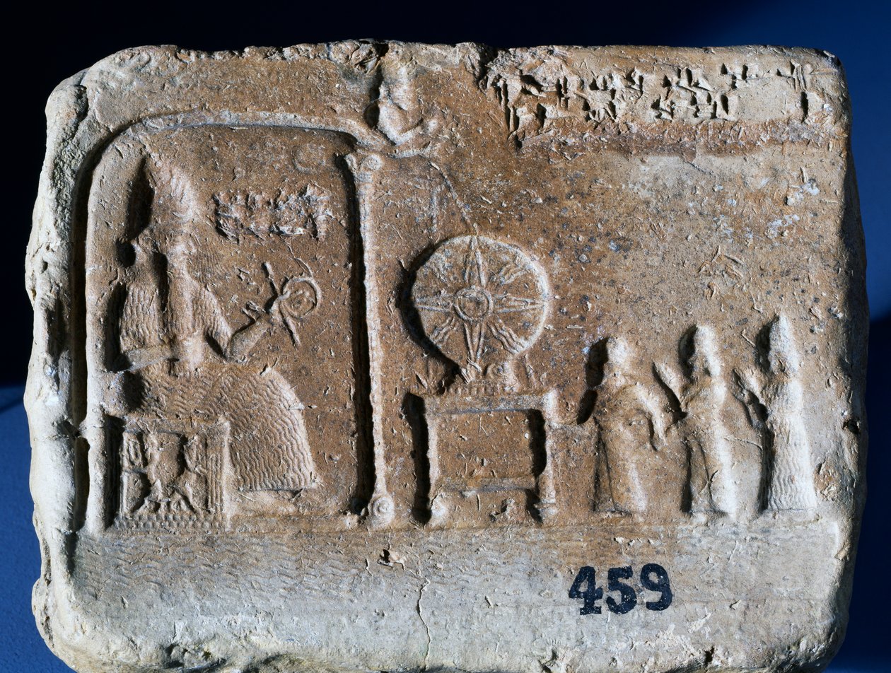 Votiivitaulu, joka kuvaa Shamashia, Sipparin auringonjumalaa, istumassa pyhäkössään Babylonian kuningas Nebopaliddinin johdattaman Jumalan kasvojen eteen kahden hahmon avulla. Babylonian taidetta, 9. vuosisadalla eKr. tekijältä Babylonian