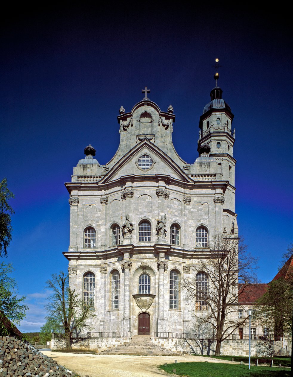 Näkymä luostarin julkisivusta arkkitehti Johann Balthasar Neumannin (1687-1753) Neresheim, Saksa tekijältä Balthasar Neumann