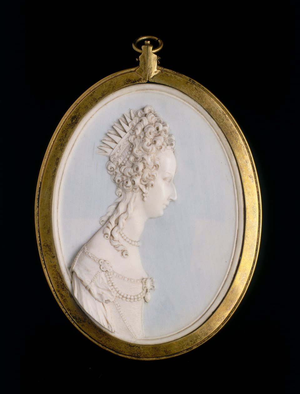 Norsunluinen medaljonki, jossa on muotokuva Violante of Baijerista tekijältä Balthasar Permoser