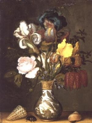 Irikset, ruusut ja muut kukat posliinimaljakossa kuorineen tekijältä Balthasar van der Ast