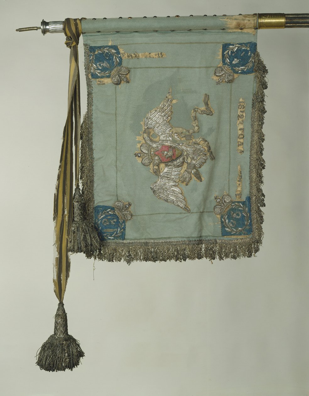 Pyhän Yrjön standardi Hänen Majesteettinsa Hengenvartija-Cuirassier-rykmentistä, n. 1830 tekijältä Banners and Standards Flags