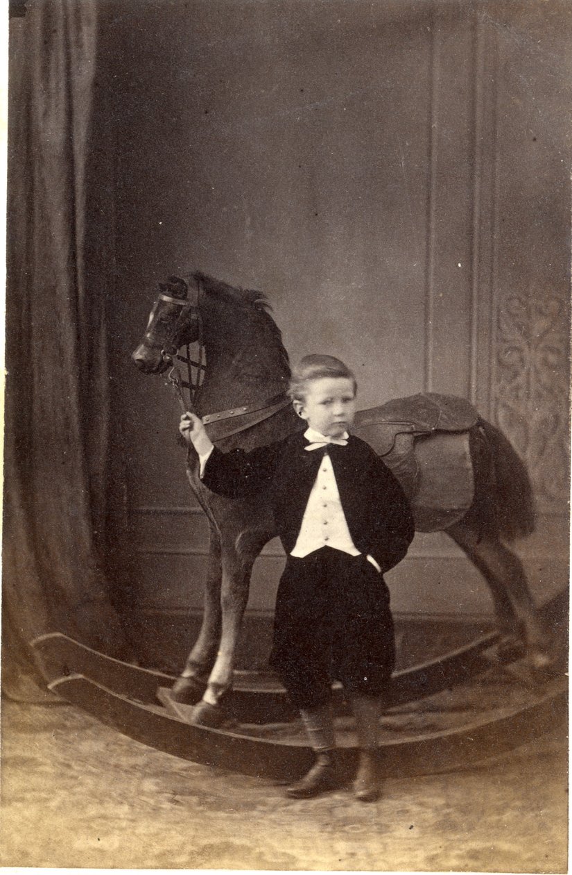 Poika seisomassa keinuhevosen ohjaksista, 1860-luku (albumiprintti) tekijältä Barat