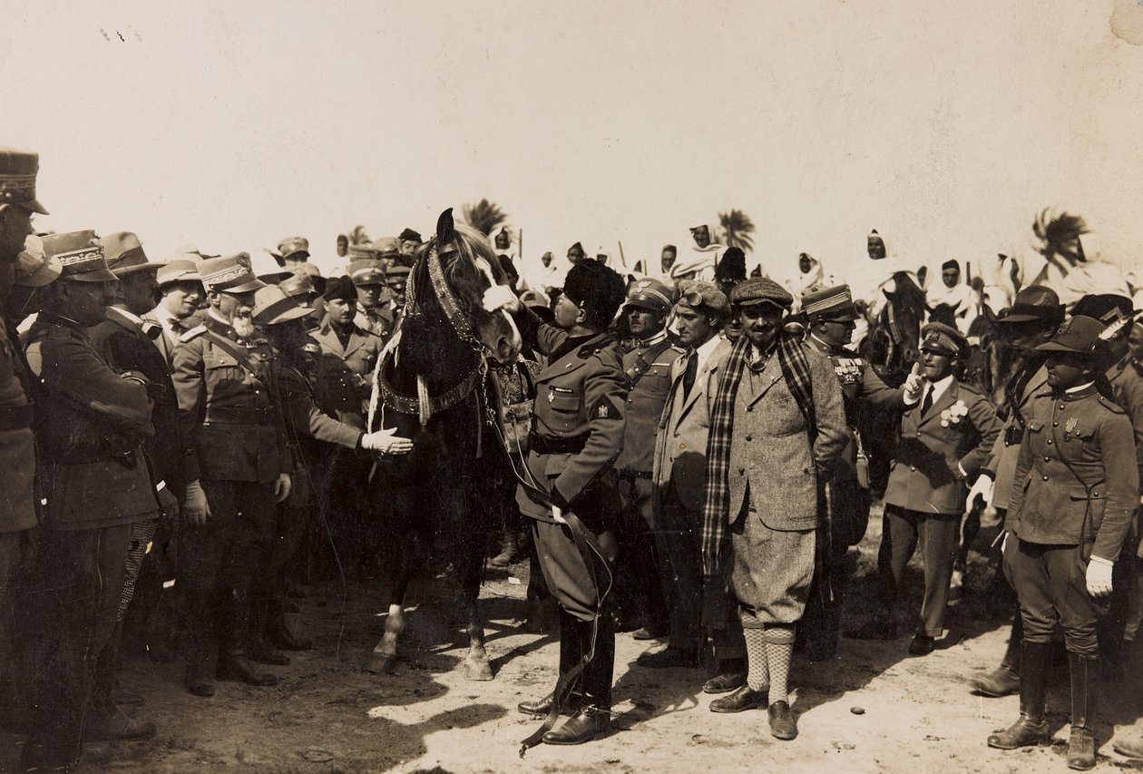Benito Mussolini fasistinsa ja Italo Balbon kanssa Libyassa Tripolissa (m/v kuva) tekijältä Barbera La