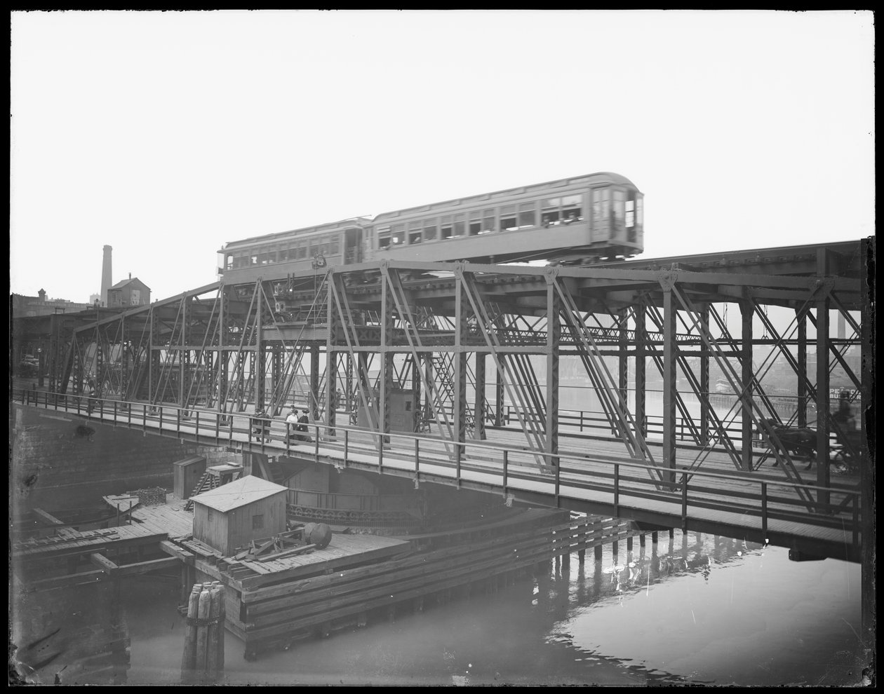 Matataas na tren na tumatawid sa Wells Street Bridge, Chicago, Illinois, USA, c.1905 (b/w photo)finn tekijältä Barnes and Crosby