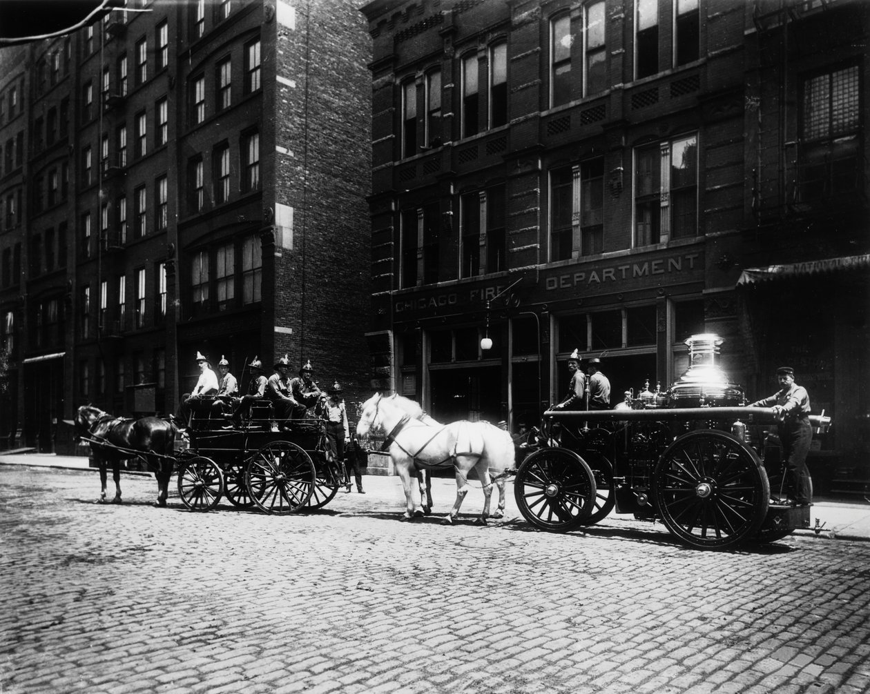 Paloautot konehuoneen nro 40 ulkopuolella, Chicago, Illinois, USA, n. 1905 (b/w kuva) tekijältä Barnes and Crosby