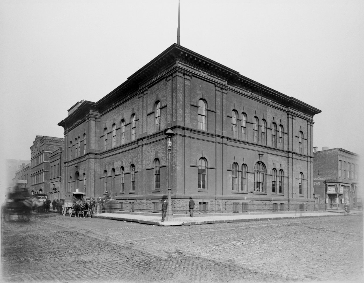 Harrison Streetin poliisiasema, Chicago, Illinois, Yhdysvallat, noin 1900 (s/w-kuva). tekijältä Barnes and Crosby