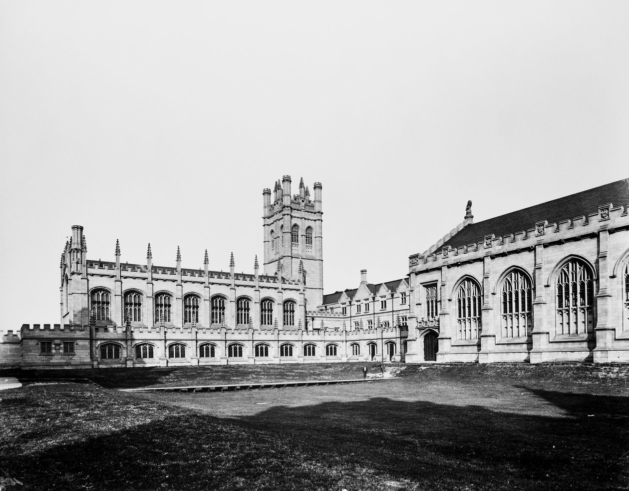 Hutchinson Hall, Mitchell Tower, Reynolds Club, at Leon Mandel Assembly Hall sa University of Chicago, Chicago, Illinois, USA, c.1901 (b/w photo)finn tekijältä Barnes and Crosby
