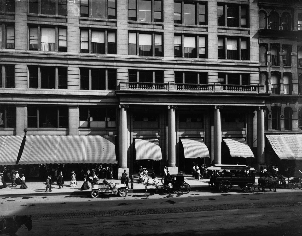 Marshall Field and Company, Chicago, Illinois, USA, noin 1905 (s/w-kuva). tekijältä Barnes and Crosby