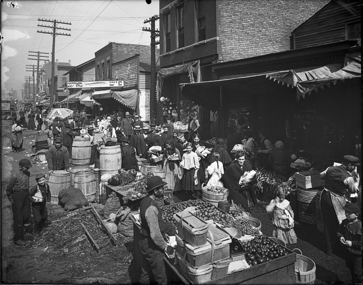 Maxwell Street Market, Chicago, Illinois, USA, n. 1905 (b/w valokuva) tekijältä Barnes and Crosby