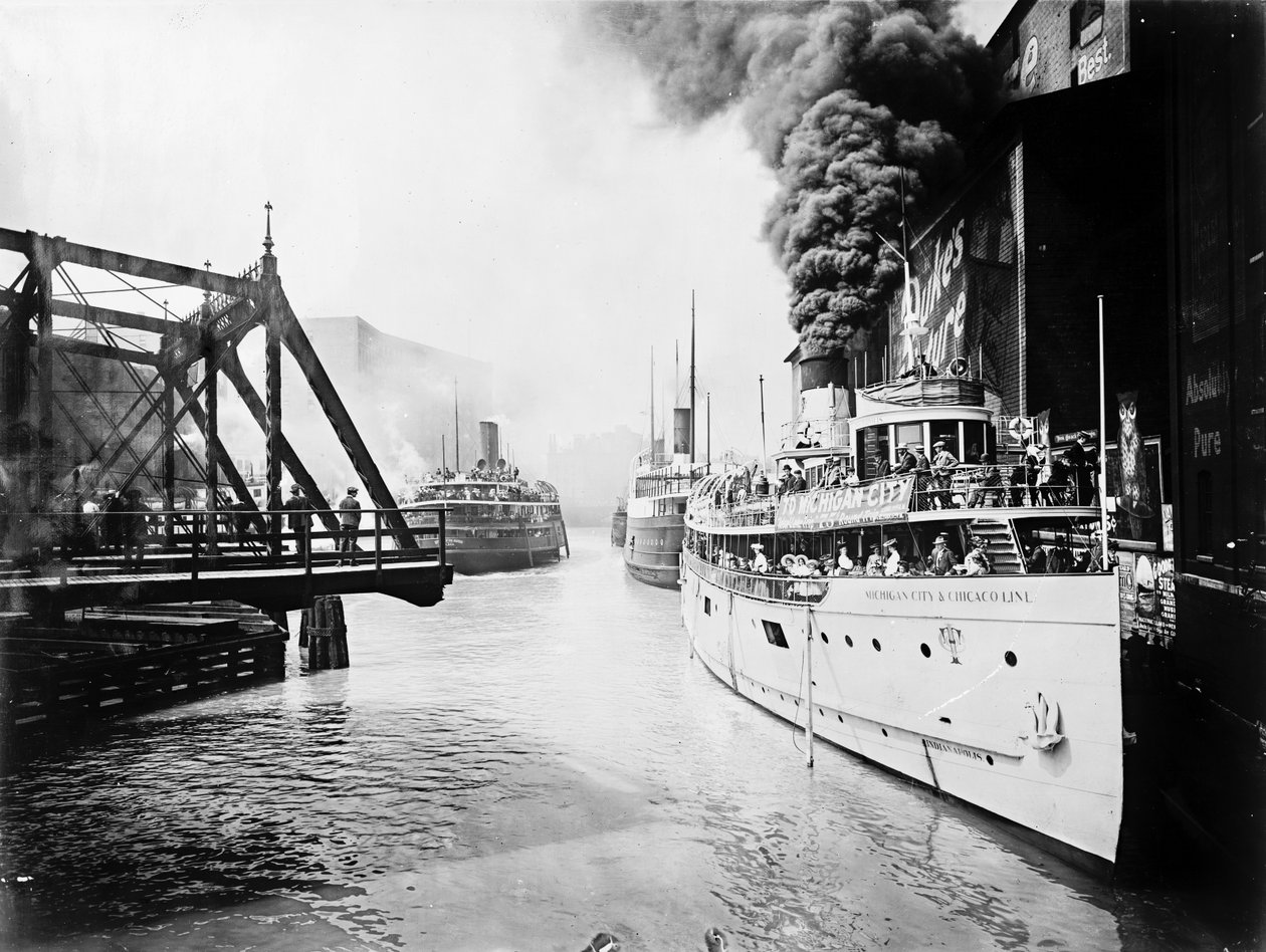 Matkustajalaivoja Chicago-joella, Chicago, Illinois, Yhdysvallat, noin 1905 (s/w-kuva). tekijältä Barnes and Crosby
