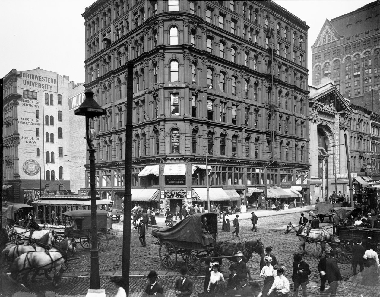 Randolph and Dearborn Streets, Chicago, Illinois, USA, n. 1900 (m/v valokuva) tekijältä Barnes and Crosby