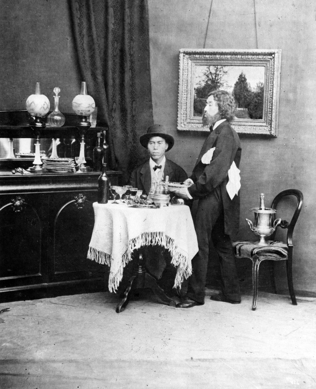 Japanilainen ruokailija ja tarjoilija länsimaisessa asussa, noin 1879 tekijältä Baron Raimund von Stillfried