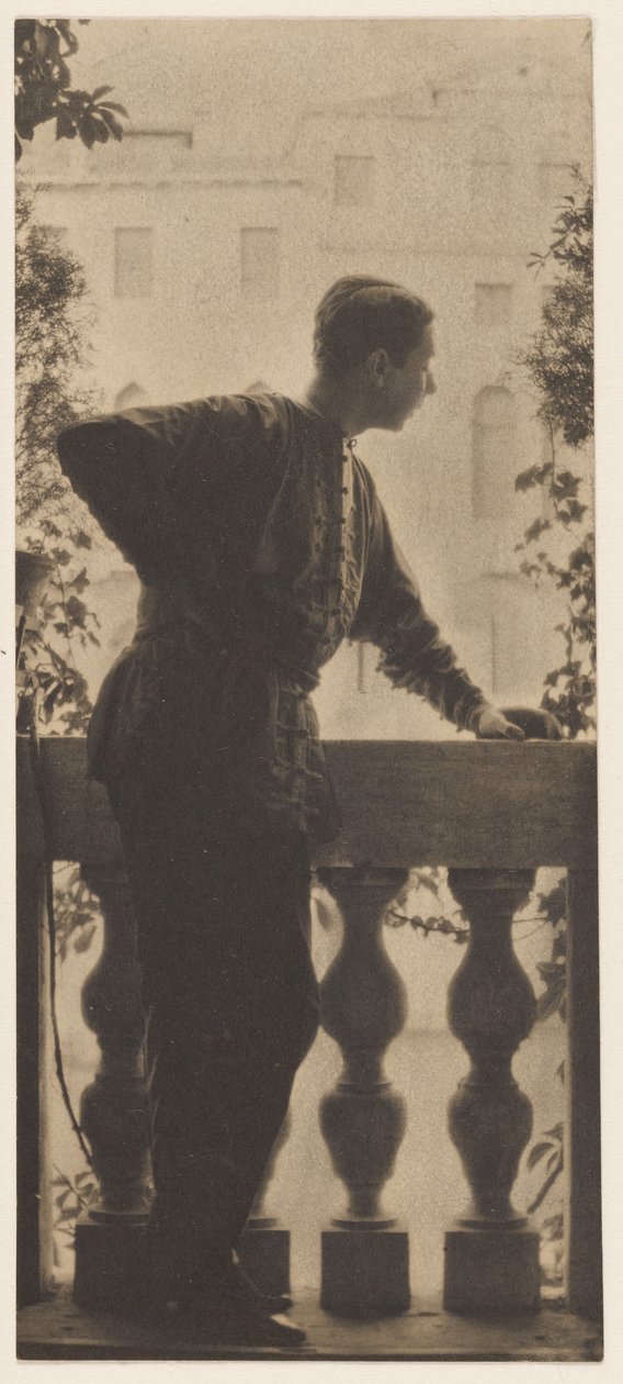 [Omakuva] / [Adolf de Meyer Palazzo Balbi-Valierin parvekkeella, Venetsia, Italia] tekijältä Baron Adolf De Meyer