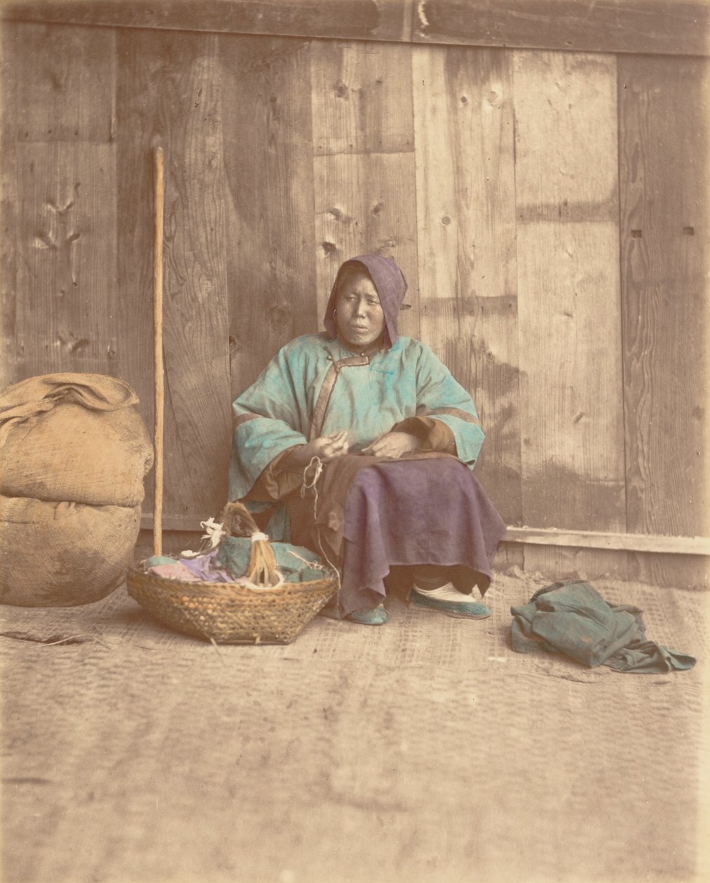 [Kiinalainen nainen istuu korin kanssa], 1870-luku. tekijältä Baron Raimund von Stillfried