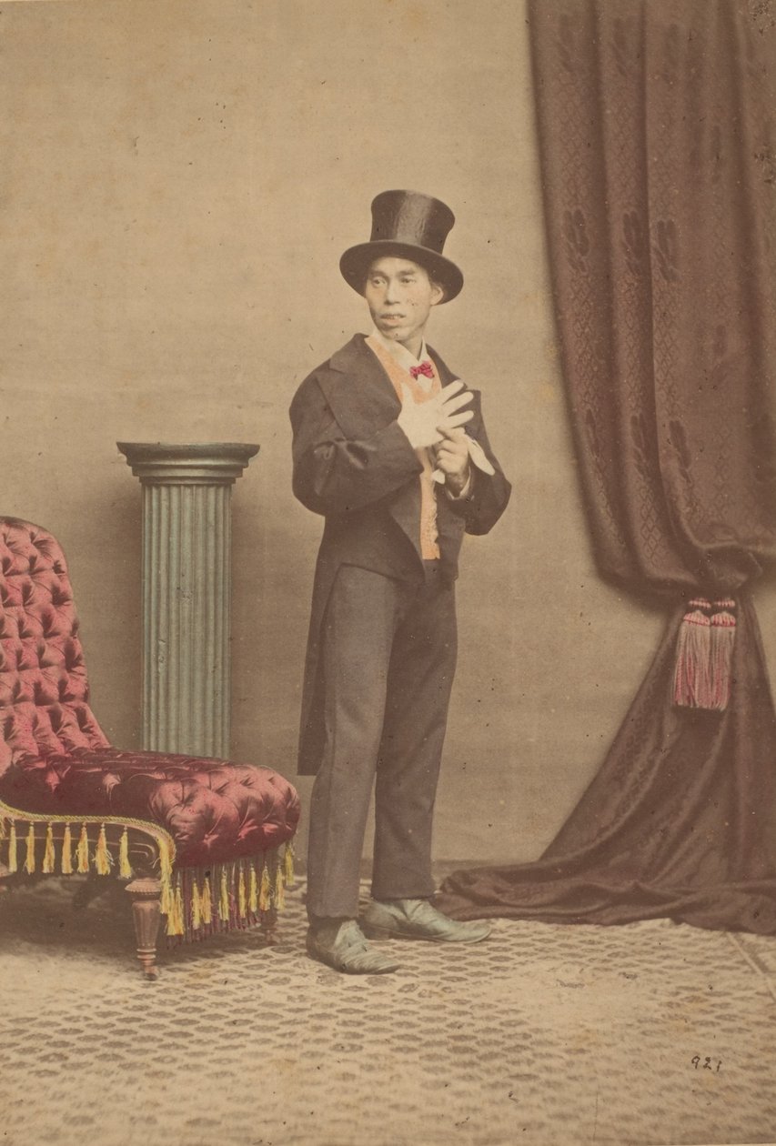 [Studiomuotokuva japanilaisesta miehestä länsimaisissa vaatteissa], 1880-luku. tekijältä Baron Raimund von Stillfried