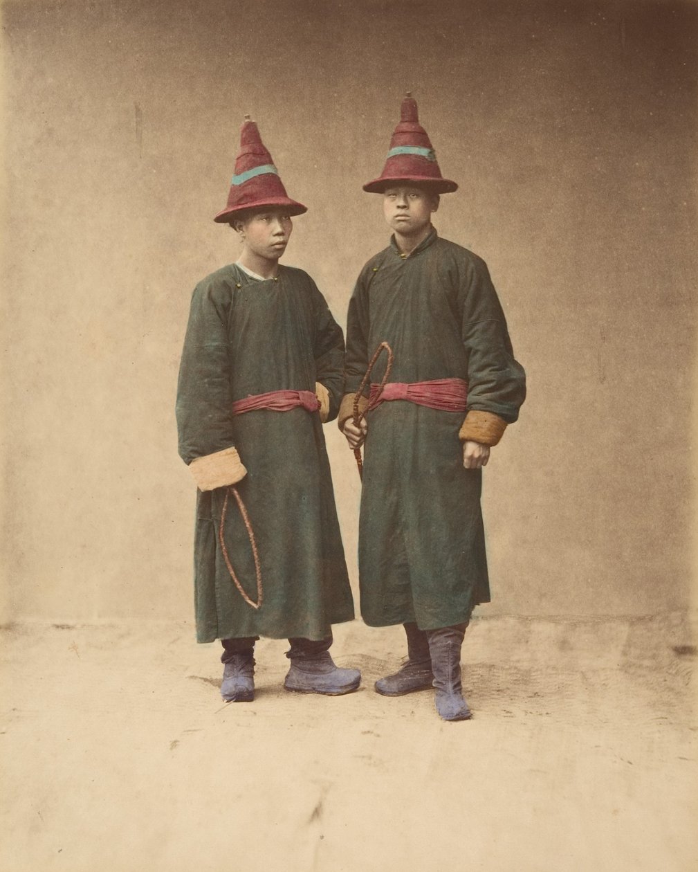 [Kaksi kiinalaista miestä yhteensopivassa perinteisessä mekossa], 1870-luku. tekijältä Baron Raimund von Stillfried