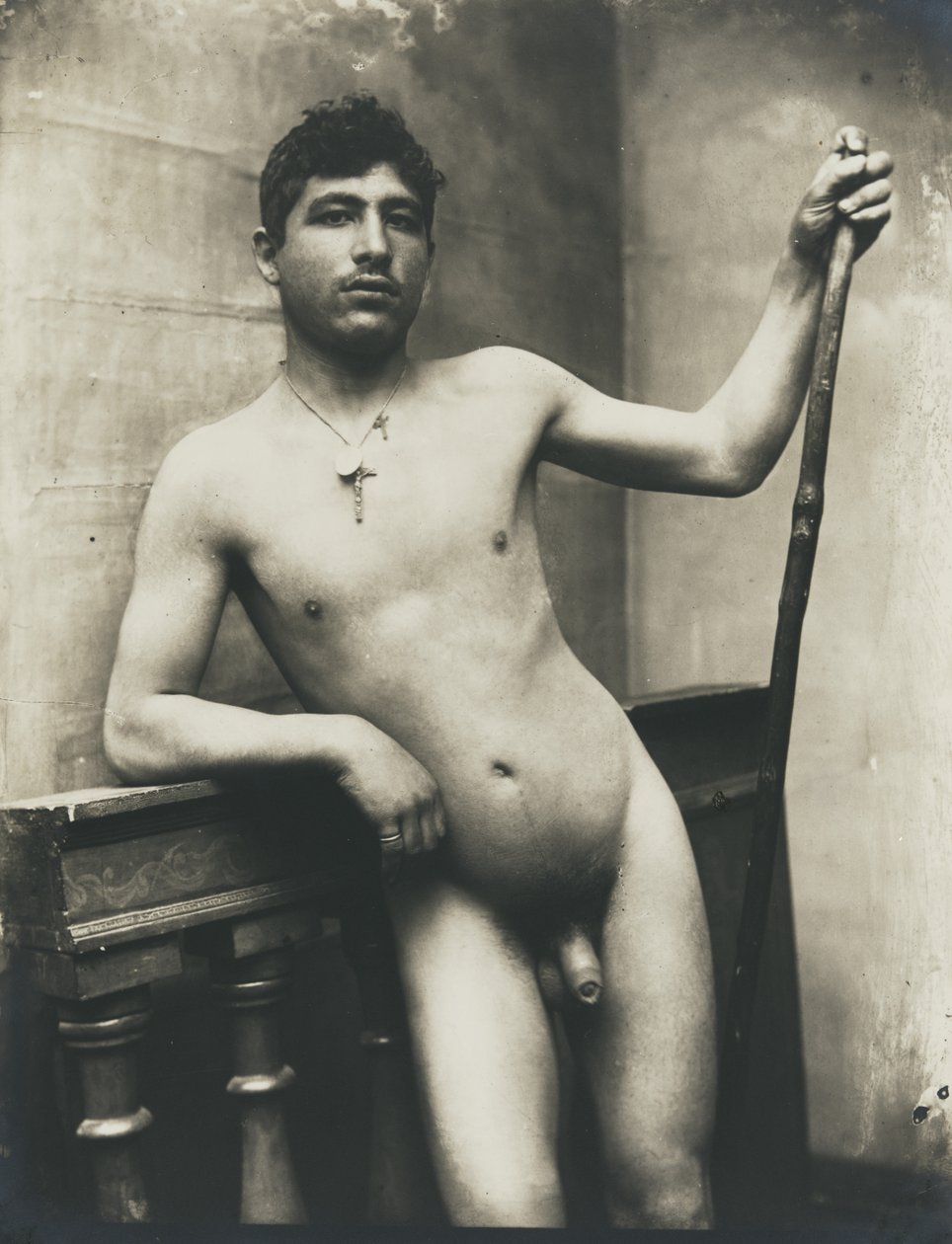 [Alaston mies, jolla on sauva ja krusifiksi kaulakoru] tekijältä Baron Wilhelm von Gloeden