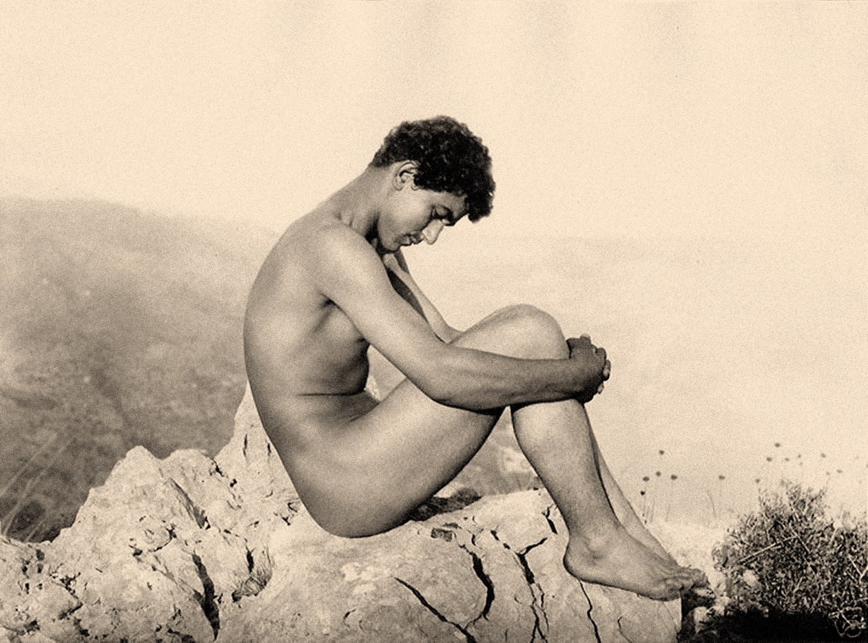 Tutkimus miesalastomasta kalliolla, Taormina, Sisilia, n. 1900 (seepiakuva) tekijältä Baron Wilhelm von Gloeden