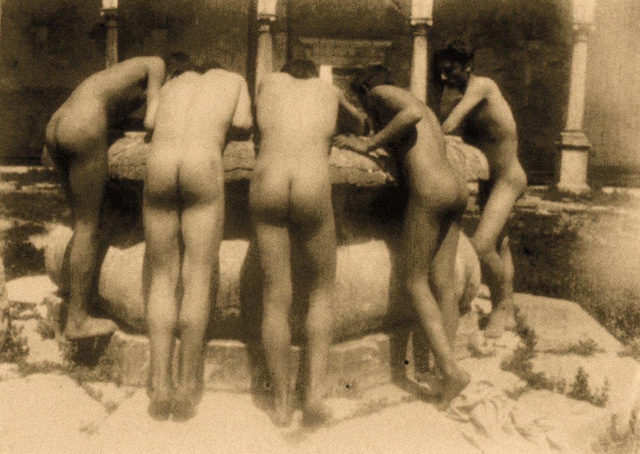 Tutkimus viidestä pojasta katsomassa kaivoa, Sisilia, C.1900 (seepiakuva) tekijältä Baron Wilhelm von Gloeden
