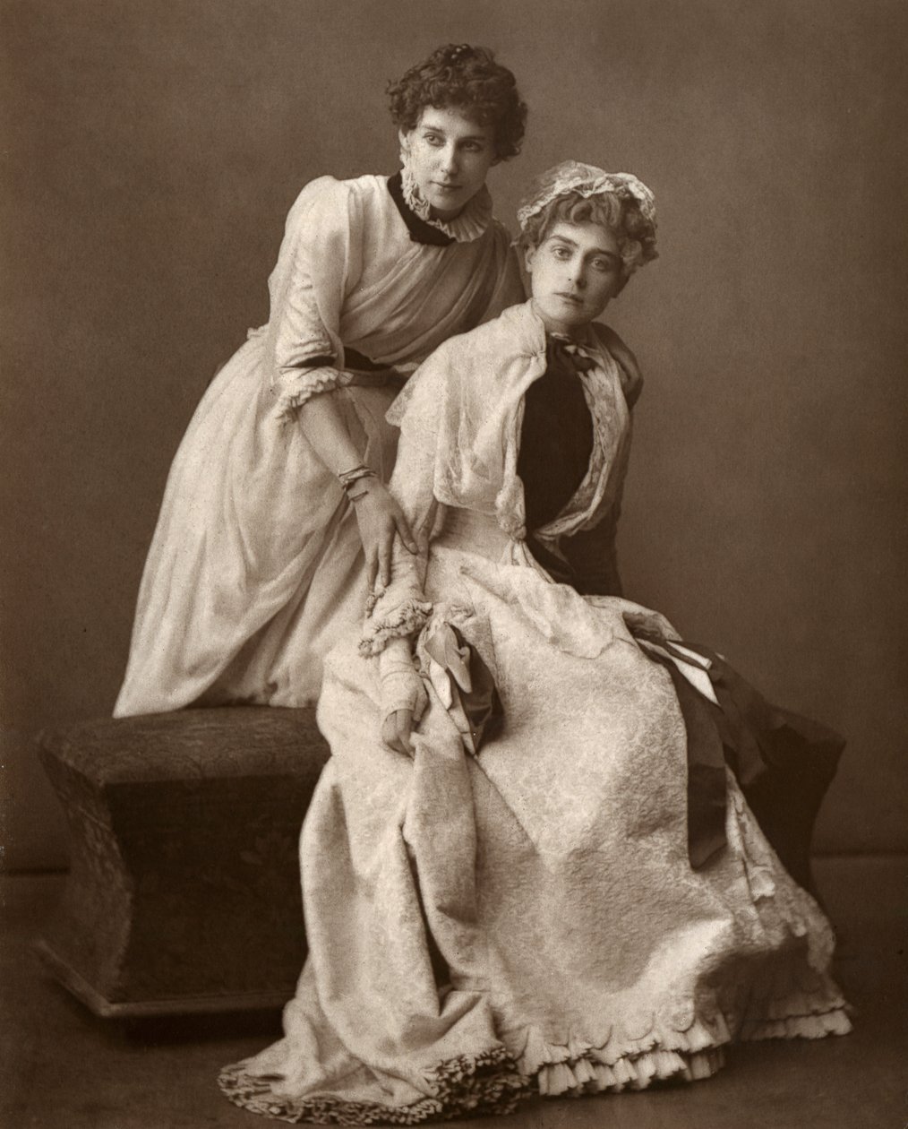 Brittinäyttelijät Eweretta Lawrence ja Grace Otway elokuvassa Muutos, 1886 tekijältä Barraud