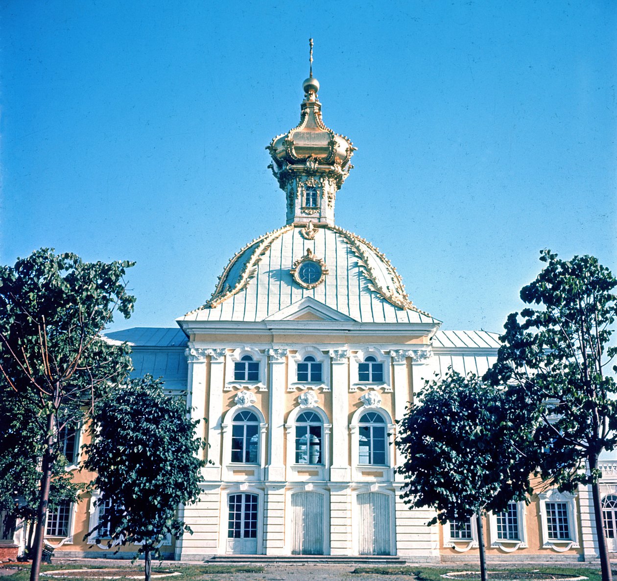 Näkymä vuonna 1750 rakennetun Suuren kesäpalatsin pohjoispaviljongista tekijältä Bartolomeo Franceso Rastrelli
