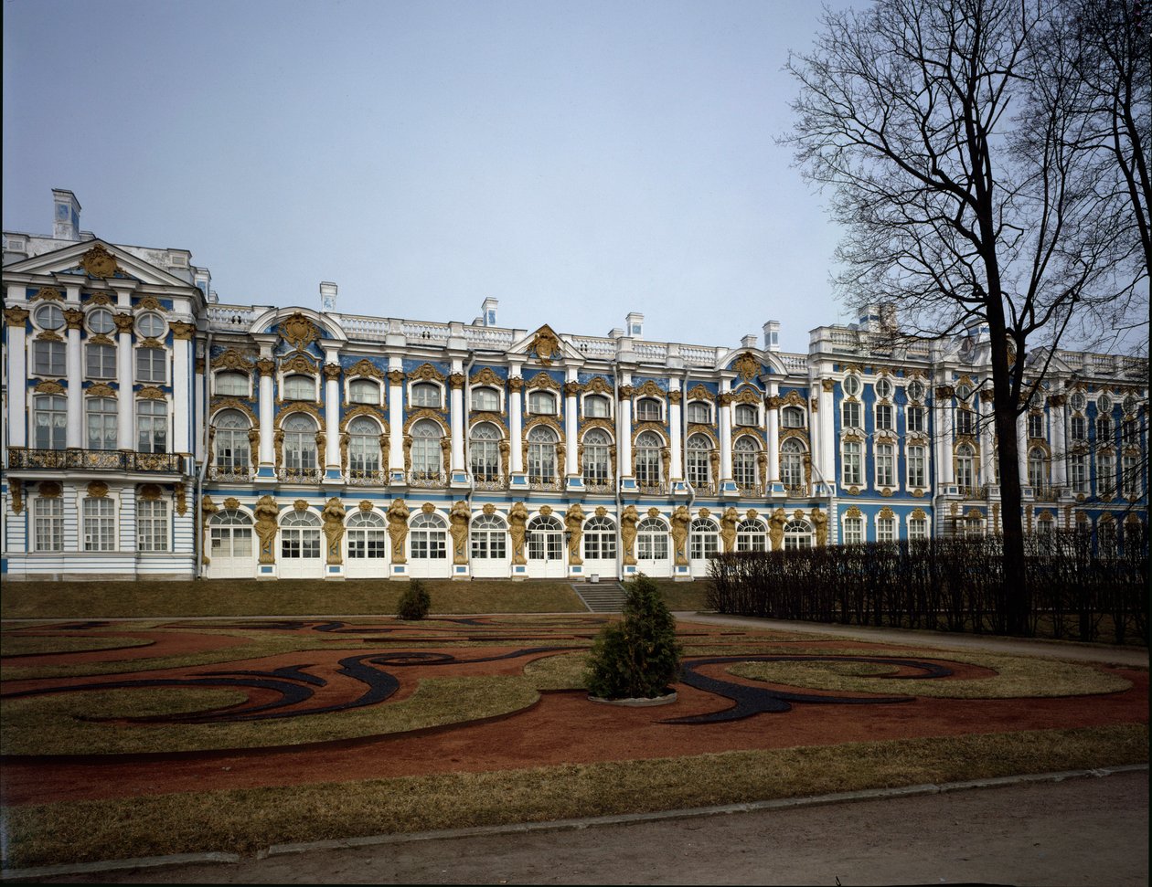 Näkymä Katariinan palatsista (Tsarskoje Selo tai Tsarskoje Selo), jonka on toteuttanut arkkitehti Bartolomeo Francesco Rastrelli (n. 1700-1771) 1752-1756, Pushkin (Pushkin) Venäjä tekijältä Bartolomeo Franceso Rastrelli