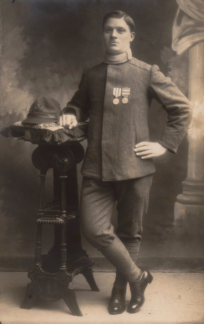 Albumi "The GM R. Army (World War I)": Jalkaväen sotilas maalaispuvussa (valkoinen kuva) tekijältä Battelli Battelli