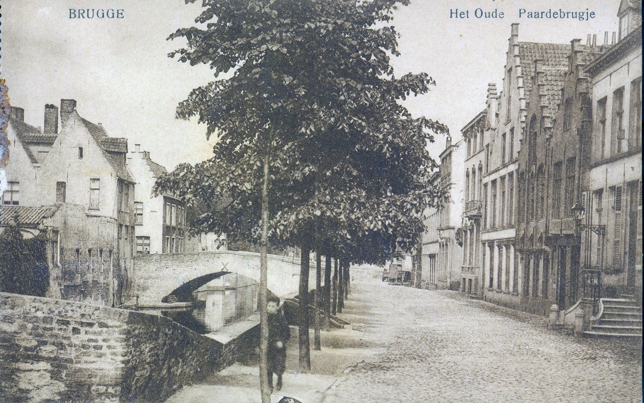 Postikortti, joka kuvaa kanavaa ja vanhaa siltaa Bruggessa, n. 1912 tekijältä Belgian Photographer