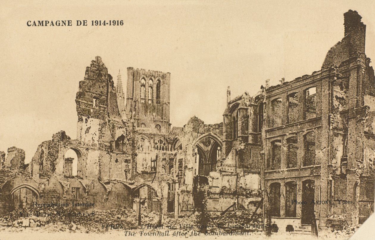 Hotel de Ville pommituksen jälkeen, Ypres, 1915 tekijältä Belgian Photographer