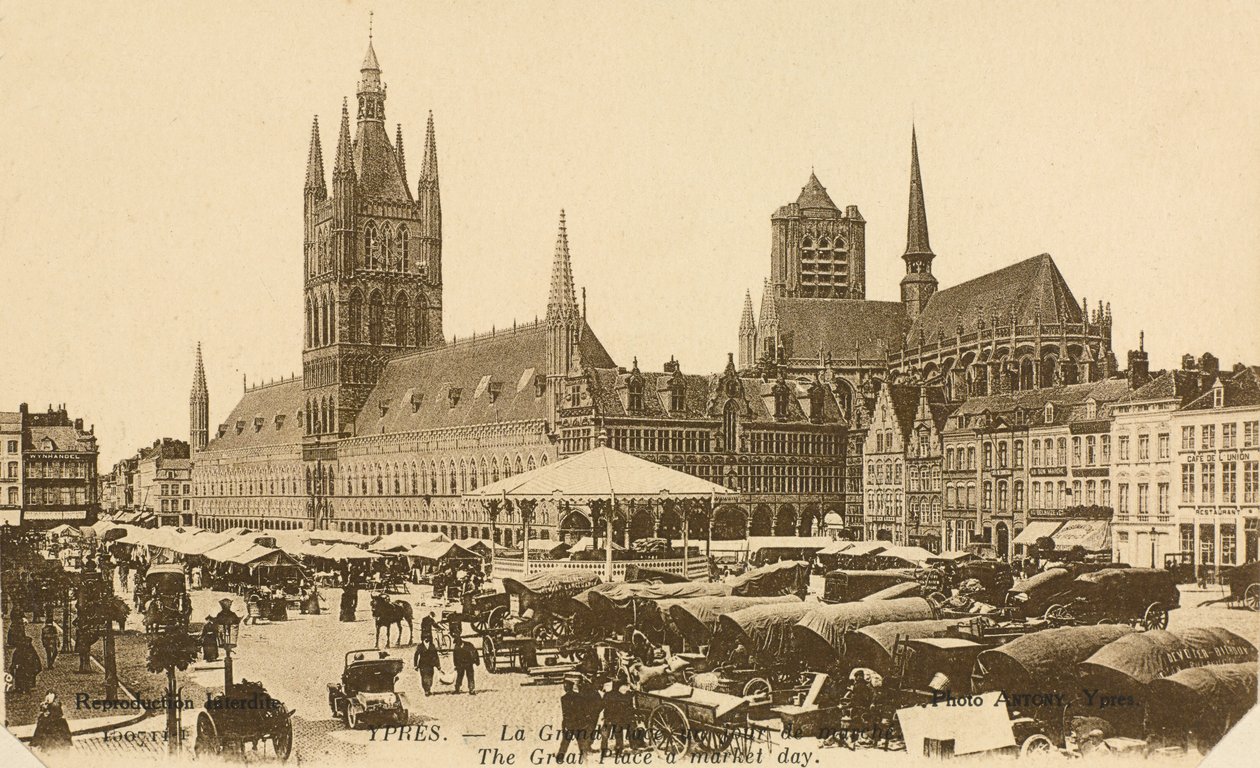 Grand Place markkinapäivänä, Ypres, Belgia tekijältä Belgian Photographer