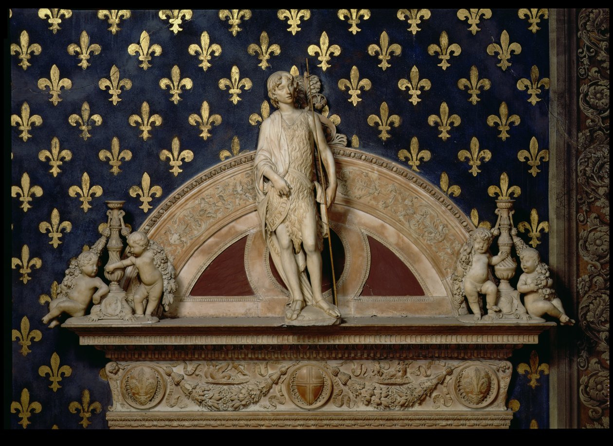 Pyhä Johannes Kastaja, jota reunustavat kaksi kynttilänjalkaa, Sala dei Giglin ovenkarmista, 1470 (marmori) (katso myös 82449) tekijältä Benedetto da Maiano
