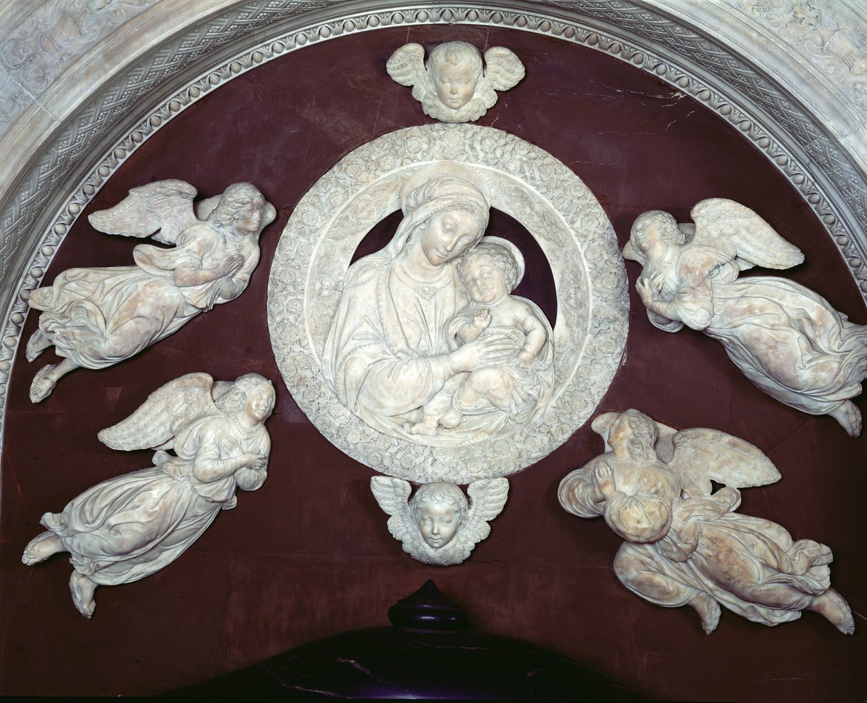 Filippo Strozzin hauta 1428-91 Strozzin kappelissa, Neitsyt ja lapsi enkelien kanssa, 1491-95, marmorinen yksityiskohta, 208700. tekijältä Benedetto da Maiano