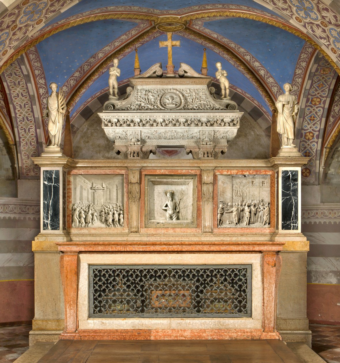 Krypta, korkea alttari ja pyhien Marcellinon ja Pietarin arkki Manaaja, esittäjä Benedetto Briosco 1506-08, säveltänyt uudelleen Matteo Galletti 1609. tekijältä Benedetto Briosco