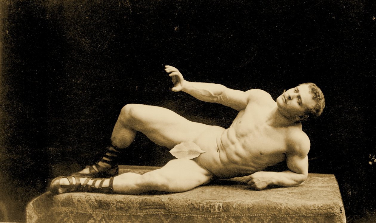 Eugen Sandow, klassisessa antiikin kreikkalais-roomalaisessa asennossa viikunanlehti yllään, n. 1894 tekijältä Benjamin J. Falk