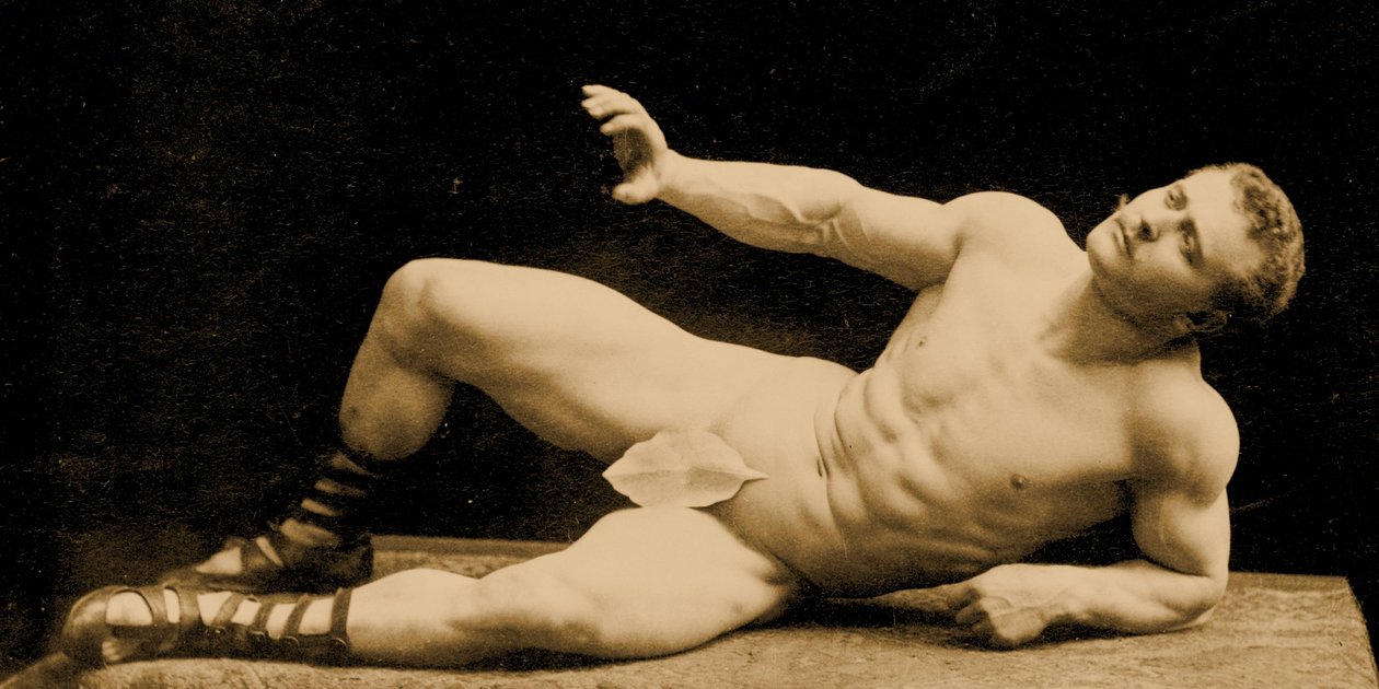 Eugen Sandow, klassisessa antiikin kreikkalais-roomalaisessa asennossa viikunanlehti yllään, n. 1894 tekijältä Benjamin J. Falk