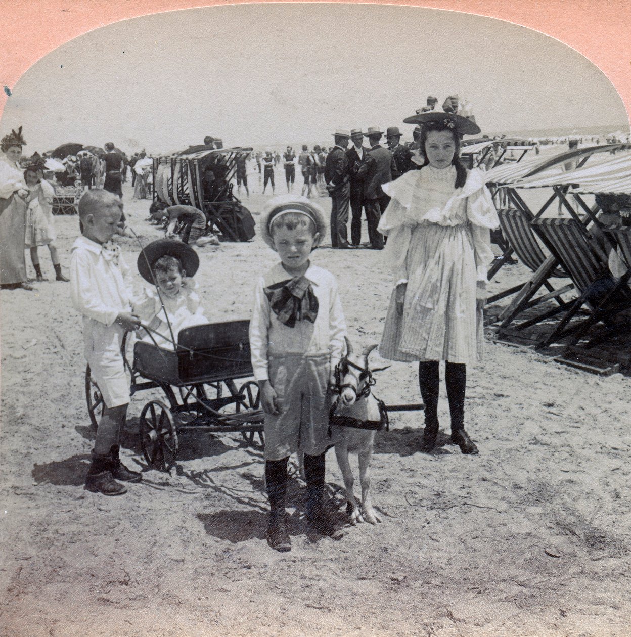 USA, Atlantic City: lapset leikkivät Atlantic Cityn rannalla tekijältä Benjamin West Kilburn