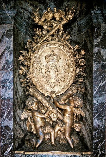 Veistos Escalier de la Reinen maihinnousussa juhlii symbolisesti Louis XIV:n ja itävaltalaisen Marie-Theresen häitä tekijältä Benoit or Massou Masson