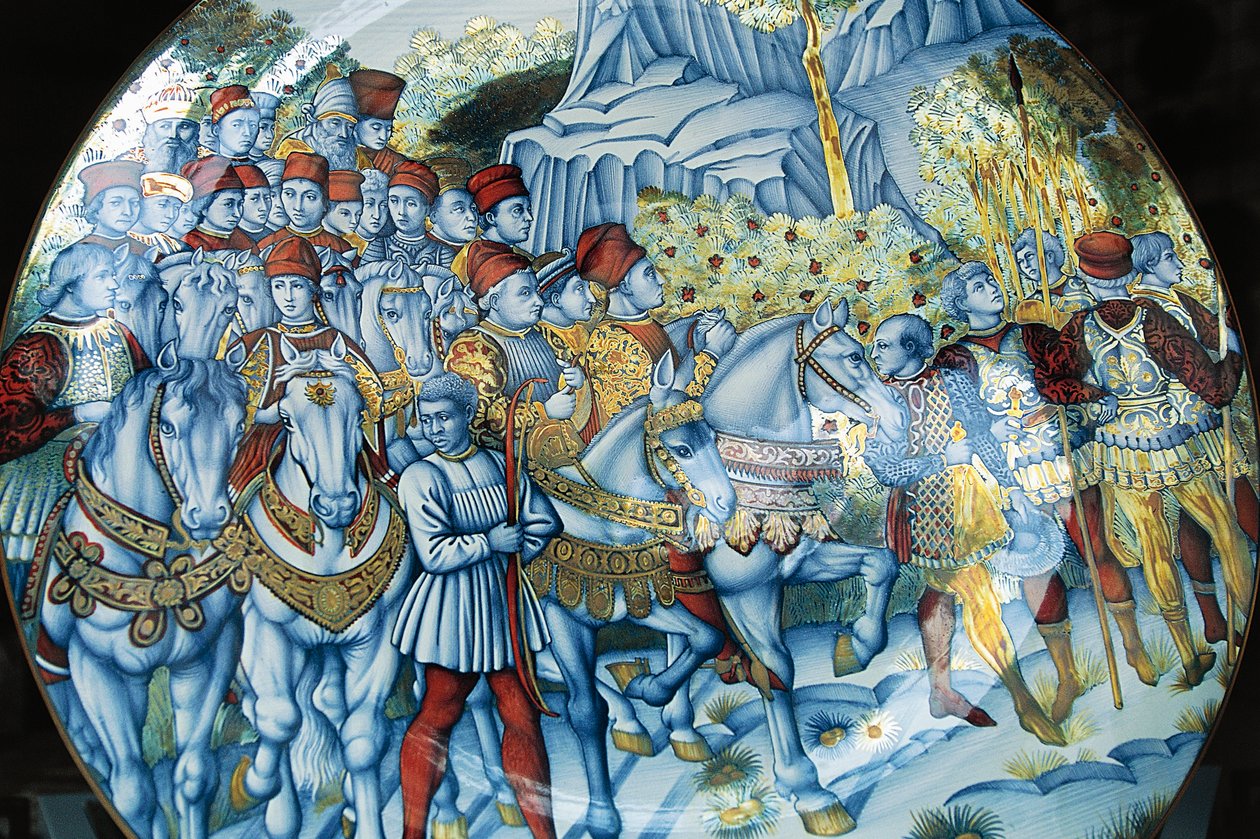 Benozzo Gozzolin (noin 1420-1497) Majolika-levy, joka kuvaa Taikkojen kulkue, Gualdo Tadinon käsitöitä, Umbria, Italia tekijältä Benozzo di Lese di Sandro Gozzoli