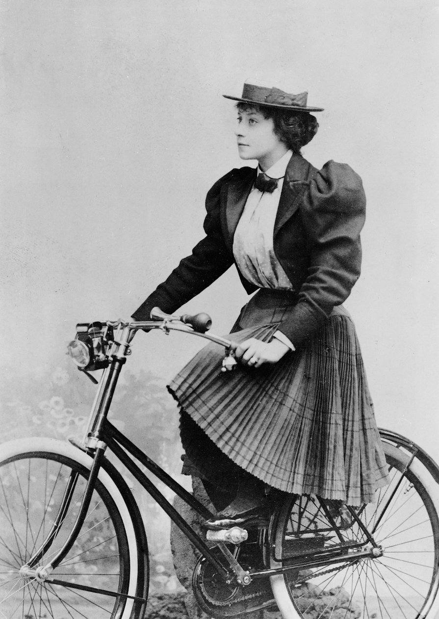 Julia Denis polkupyörällä, 1893 (svetokuvassa) tekijältä Benque Studio