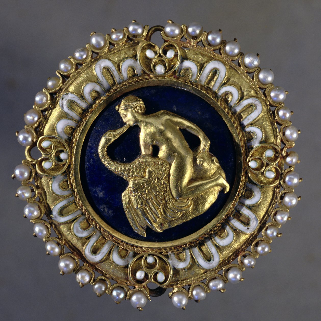 Rintakoru koristeltu kohtauksella Leda ja joutsen (kulta, lapis lazuli ja helmet) tekijältä Benvenuto Cellini