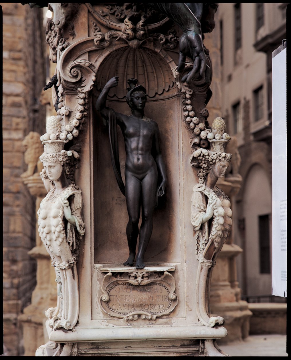 Yksityiskohta Minervasta, Perseuksen ja Medusan pään veistoksen pohjasta, 1545-55 pronssia tekijältä Benvenuto Cellini