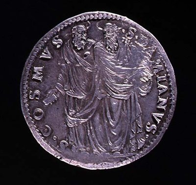 Hopeakolikon kääntöpuoli kuvaa SS Cosimoa ja Damienia seisomassa ja katsomassa toisiaan. Kaiverrus: S. COSMVS S. DAMIANVS, lyöty 1532-1537 (kuosi 108641) tekijältä Benvenuto Cellini