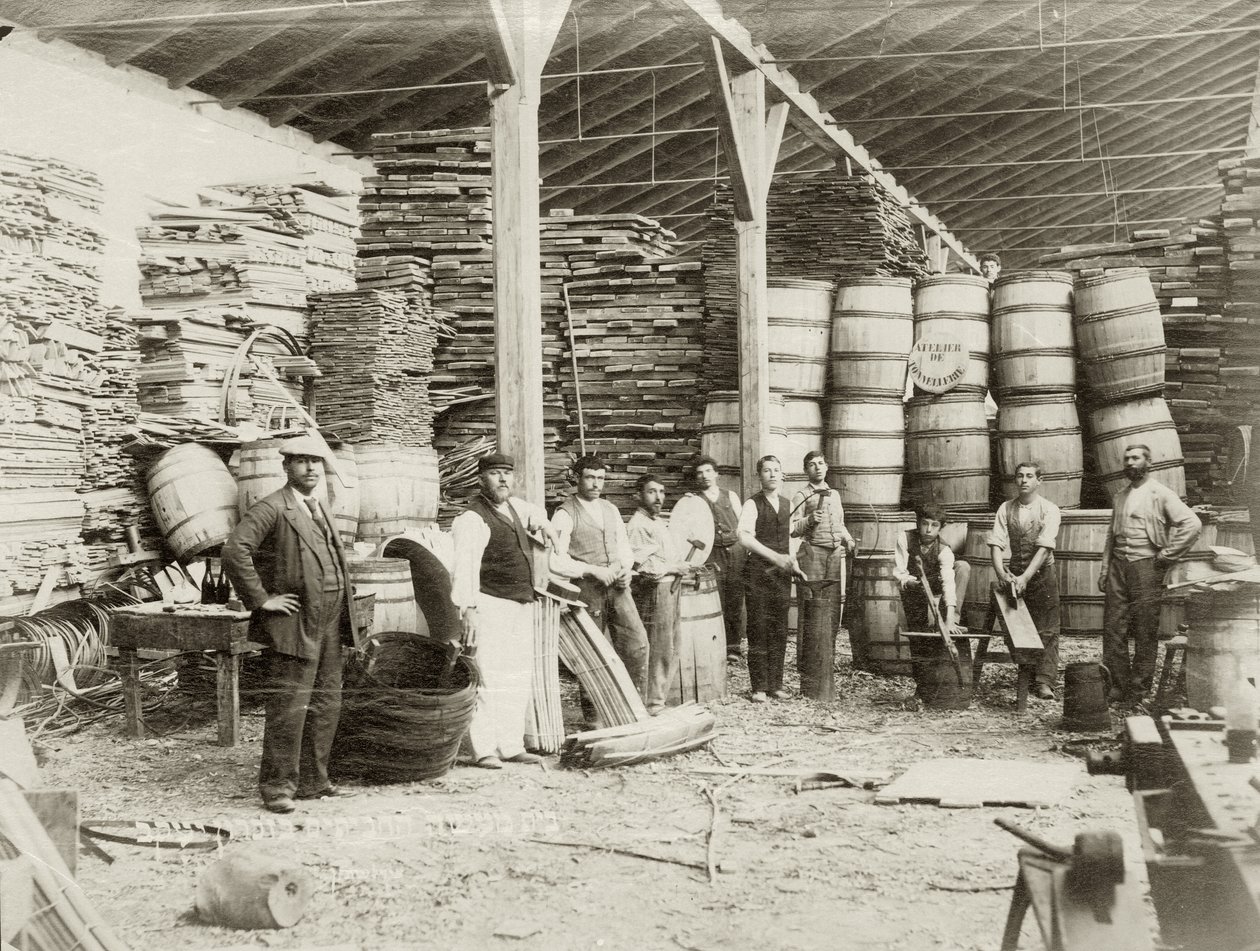 Zichron Yaacovin tynnyritehtaan sisustus työntekijöiden kanssa, n. 1898-1900 bw photo tekijältä Bernard Edelstein